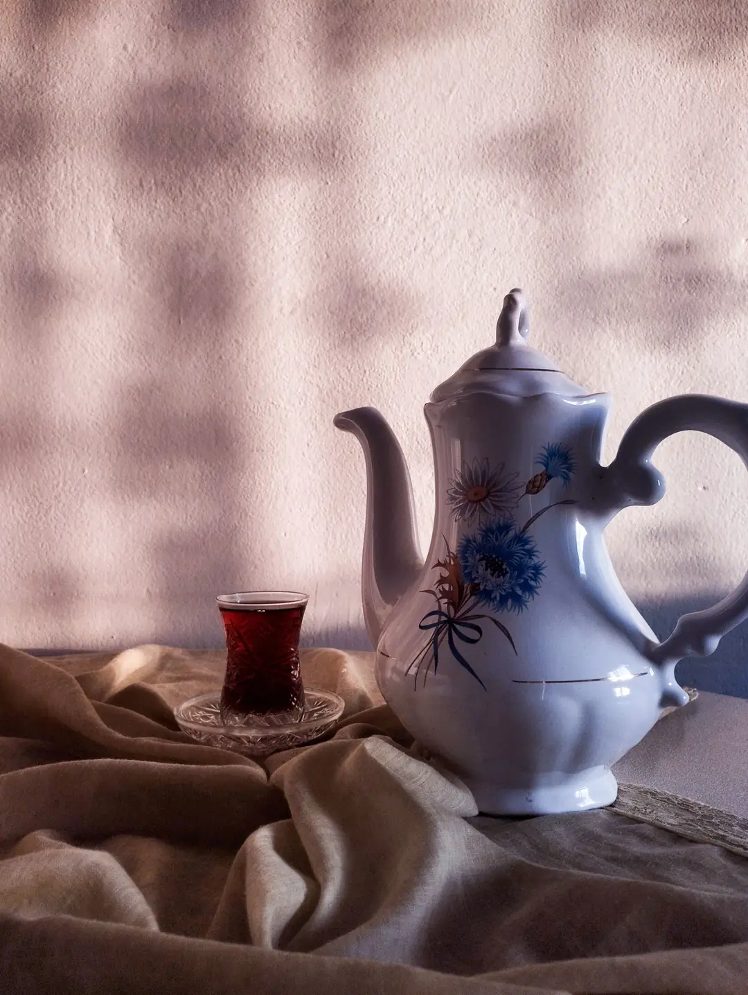 Porselen demlik ve ince belli çay bardağı